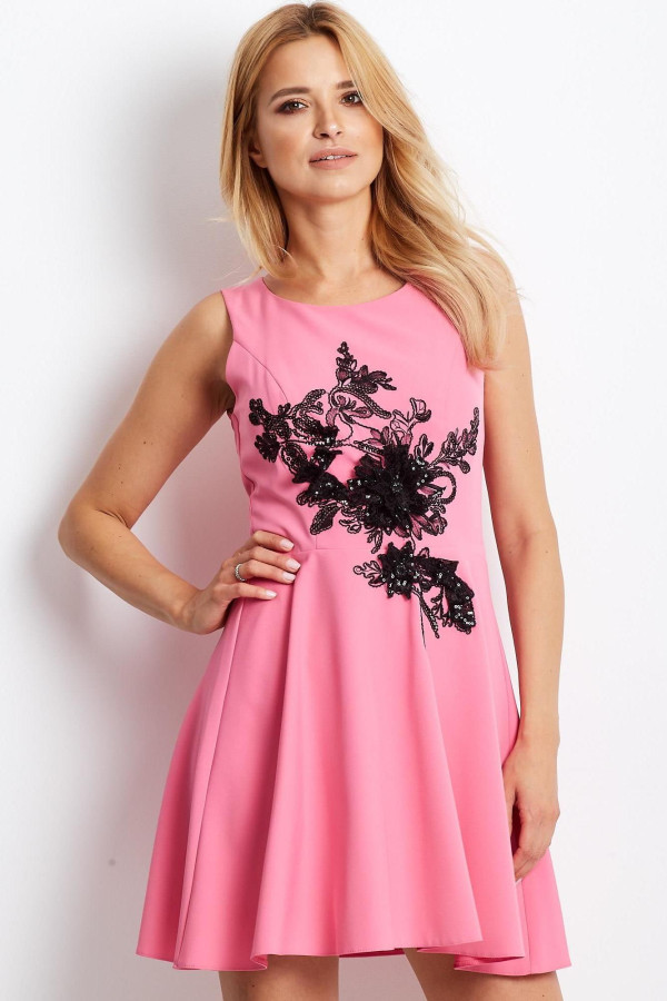 Krátké koktejlové šaty s aplikací vpředu model 99383 růžové
