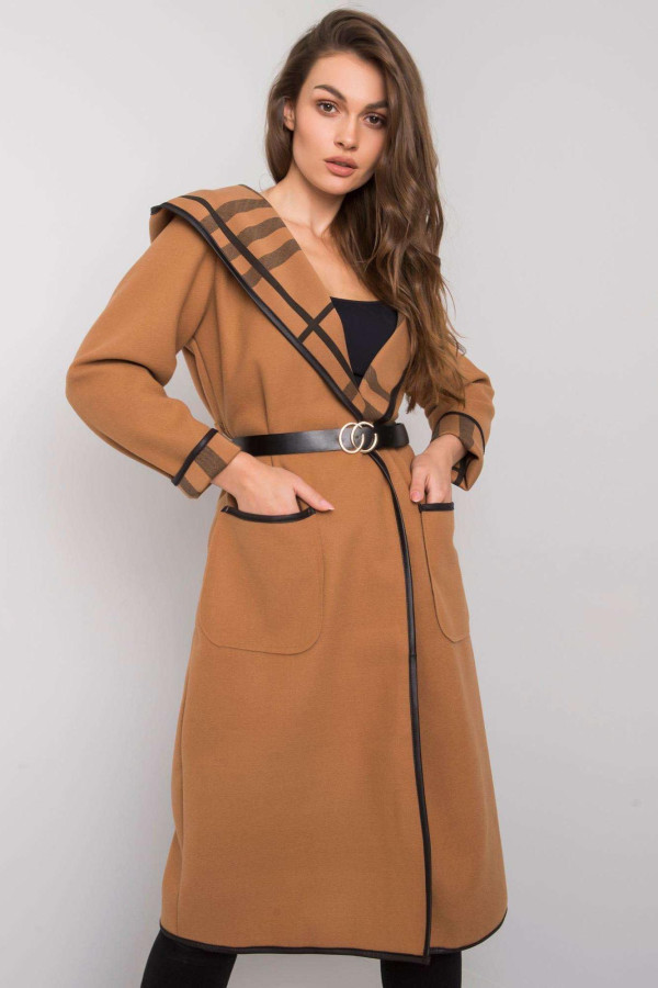Kabát s páskem a károvanou podšívkou Latesha barva camel