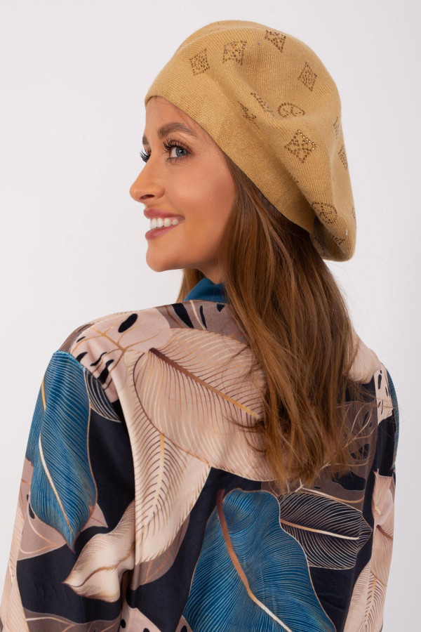 Dámská čepice baret s aplikací model 31826 barva camel