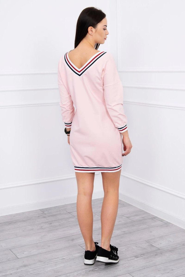 Šaty s véčkovým výstřihem Vogue Paris pudrově růžové