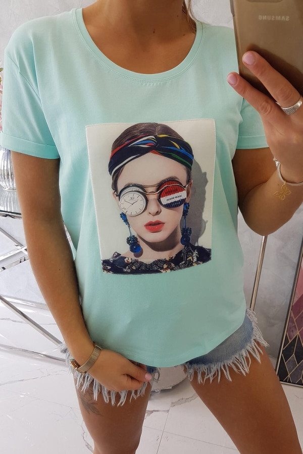 Tričko s potištěným motivem ženy v brýlích mentolové