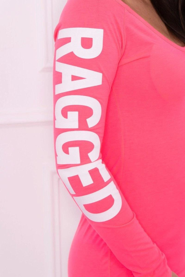 Šaty s nápisem RAGGED na rukávu a odhalenými dříkem neonově růžové