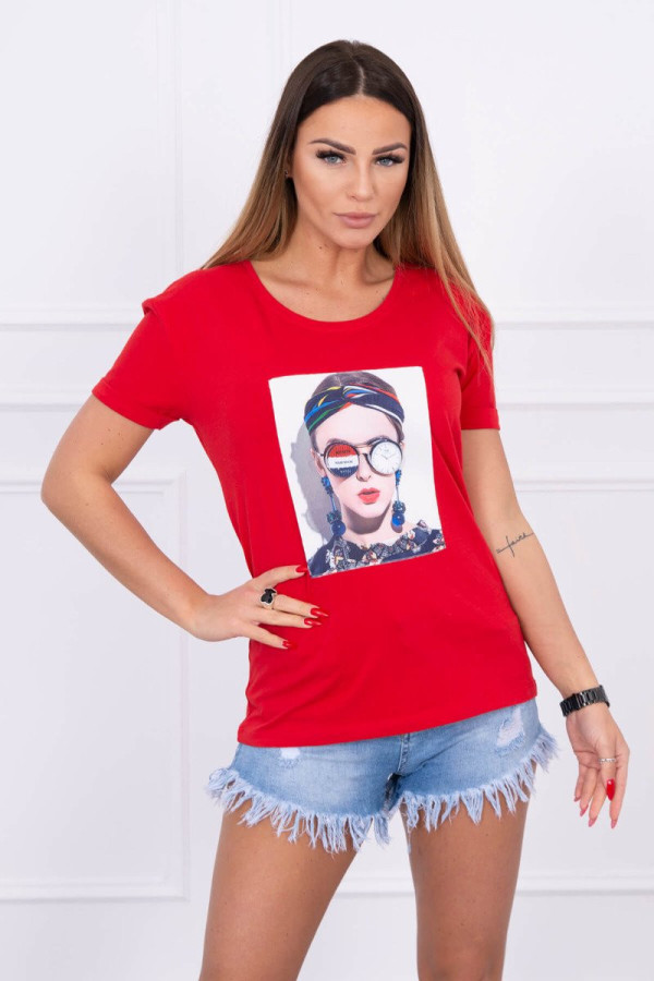 Tričko s potištěným motivem ženy v brýlích červené