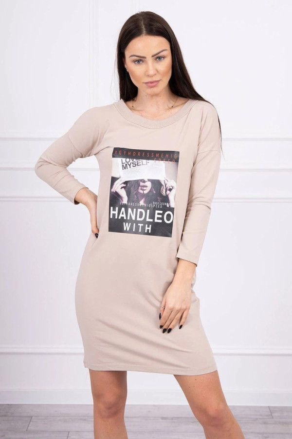 Šaty s grafikou a nápisem Handleo With béžové