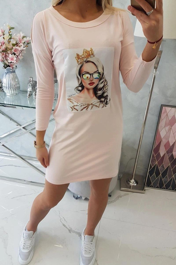 Šaty s 3D grafikou dívky v brýlích model 66827 pudrově růžové