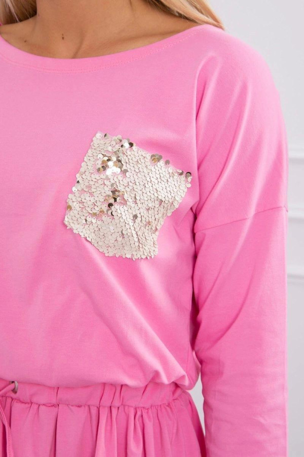 Šaty vázané v pase s flitrovanou náprsní kapsou jasné růžové
