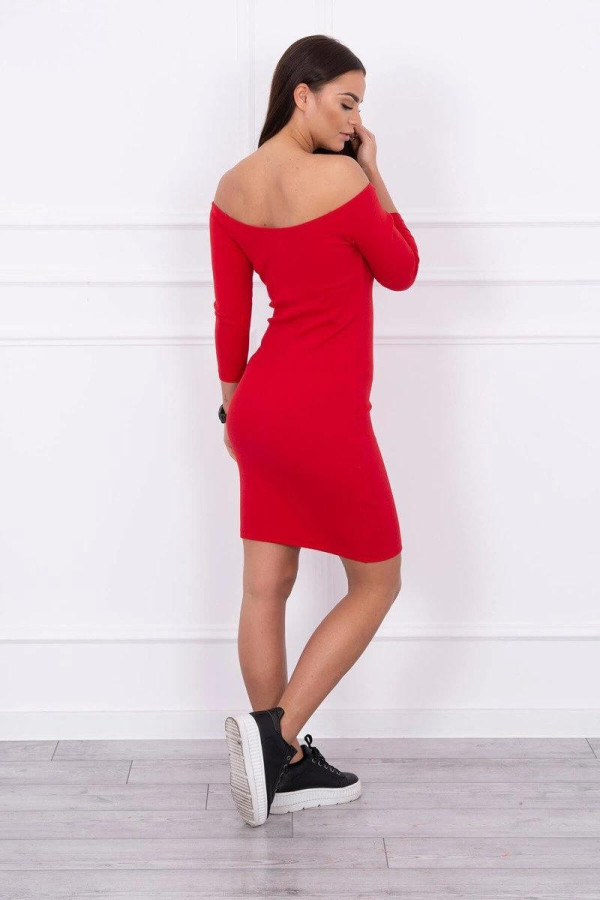 Šaty z vroubkovaného materiálu s odhalenými rameny červené