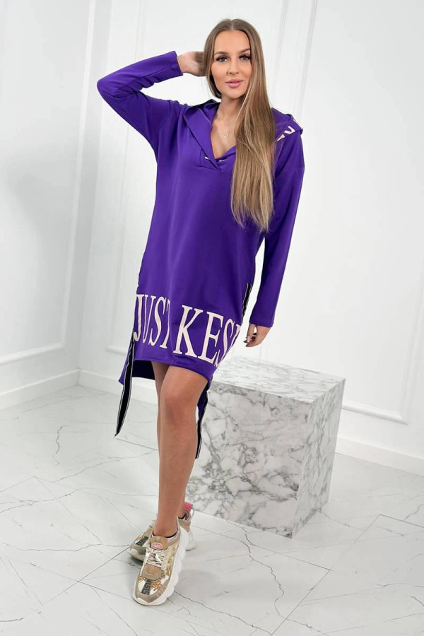 Šaty s kapucí a prodlouženou zádí model 9161 tmavě fialové
