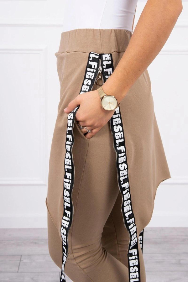 Kalhoty à la overal s ramínkem s nápisem Selfie barva camel