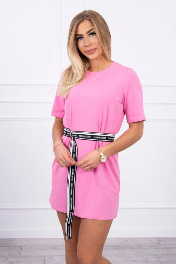 Šaty s ozdobným páskem s nápisy model 9258 jasné růžové