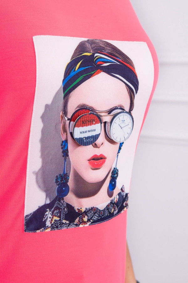 Tričko s potištěným motivem ženy v brýlích neonově růžové