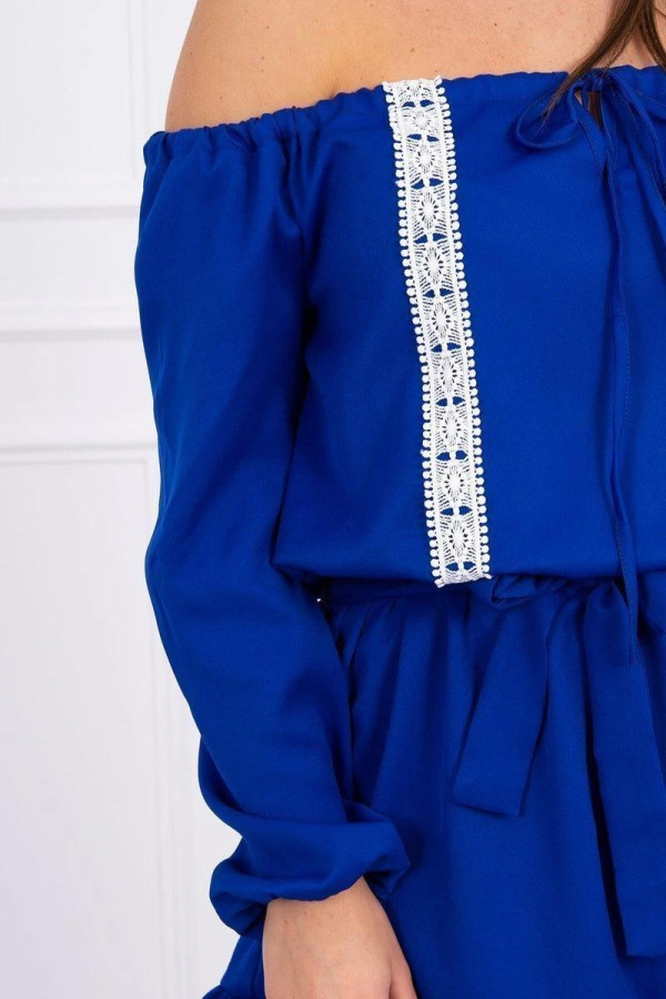Šaty s odhalenými rameny a krajkou model 66046 barva královská modrá