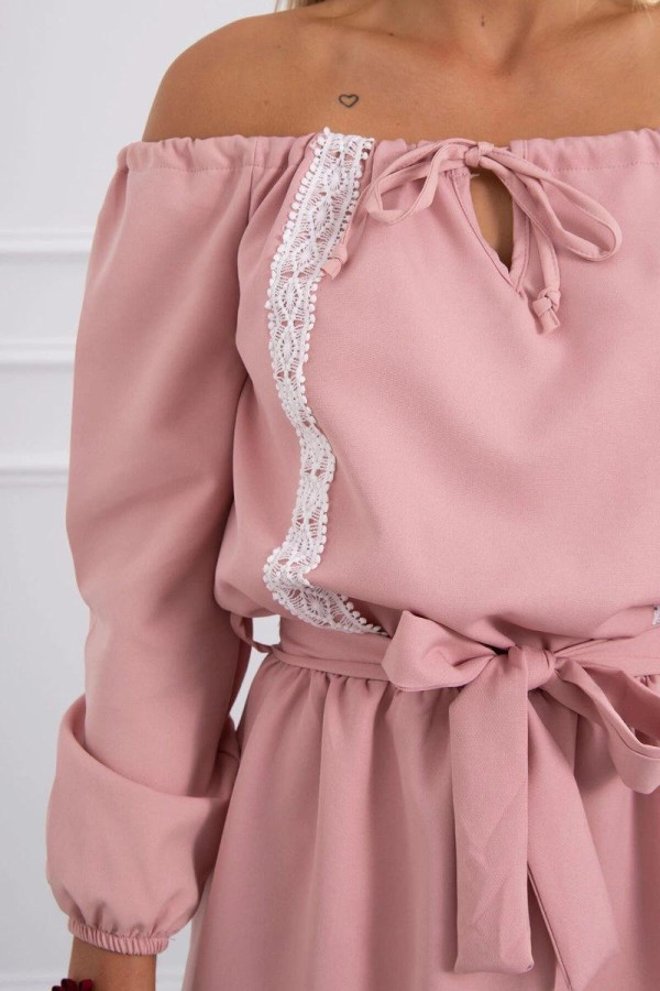 Šaty s odhalenými rameny a krajkou model 66046 pudrově růžové