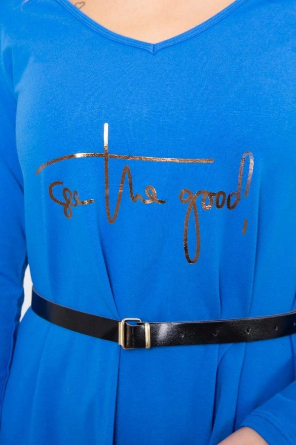 Šaty s páskem a nápisem See The Good barva královská modrá