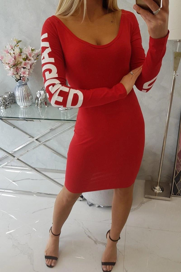 Šaty s nápisem RAGGED na rukávu a odhaleným dříkem červené