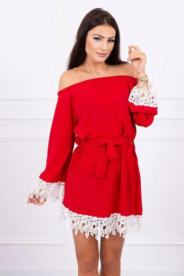 Volné šaty s odhalenými rameny a krajkou model 9034 červené