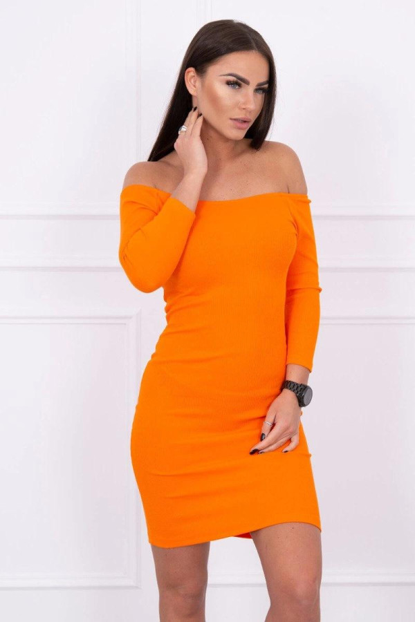 Šaty z vroubkovaného materiálu s odhalenými rameny oranžové