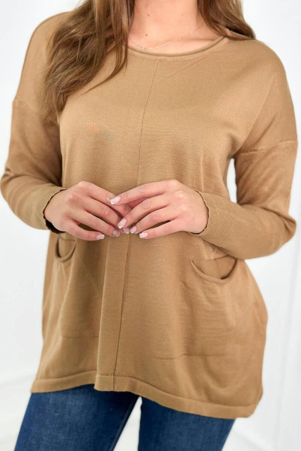 Tenký svetr s předními kapsami model 2432 barva camel