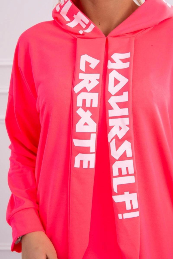 Šaty s kapucí a nápisy Create Yourself neonově růžové