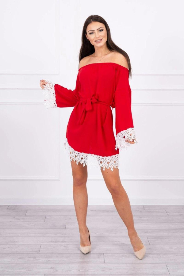 Volné šaty s odhalenými rameny a krajkou model 9034 červené