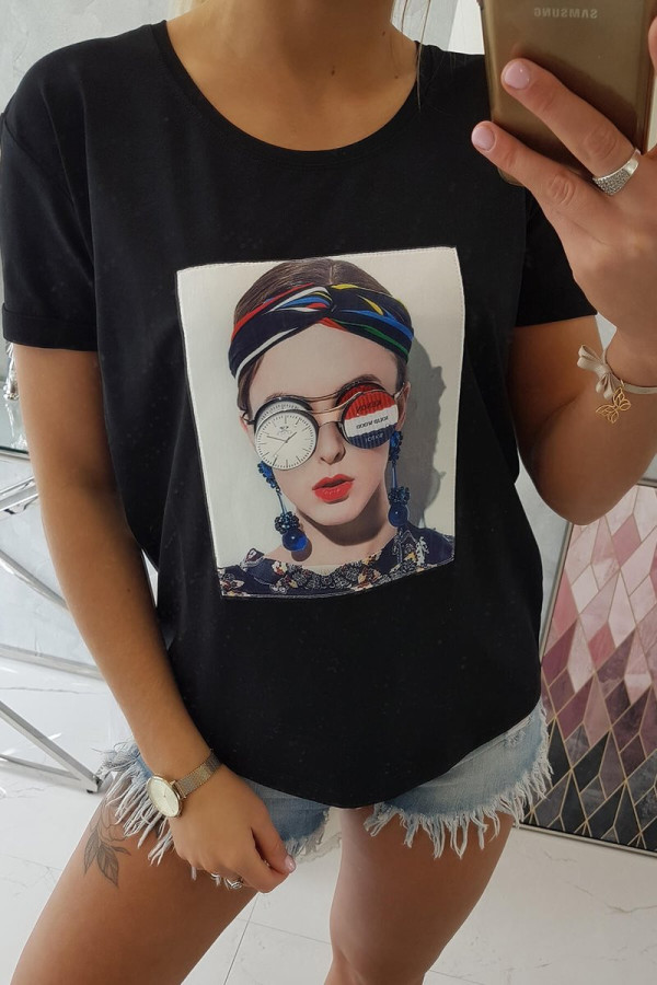 Tričko s potištěným motivem ženy v brýlích černé
