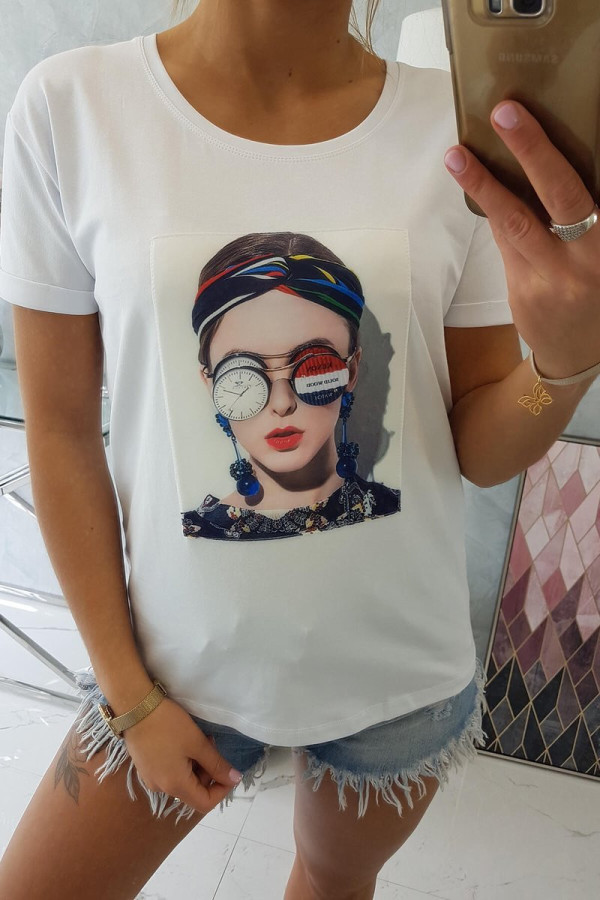 Tričko s potištěným motivem ženy v brýlích bílé