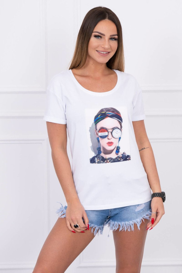 Tričko s potištěným motivem ženy v brýlích bílé
