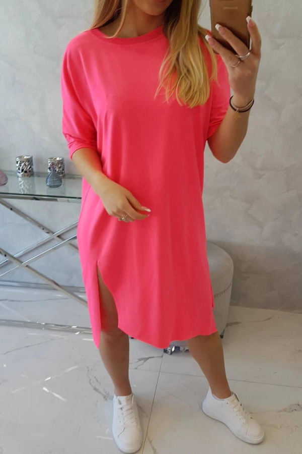 Tunikové oversize šaty model 9335 neonově růžové