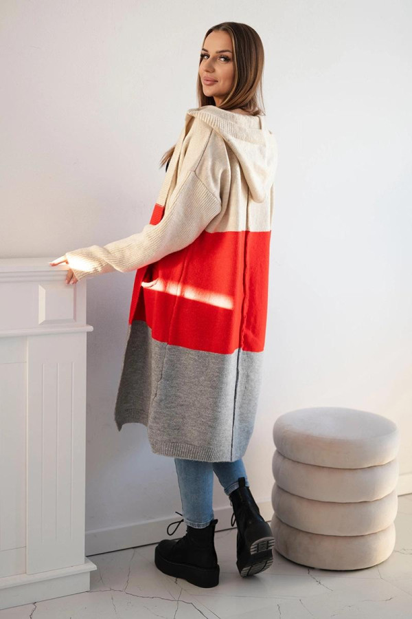 Dlouhý tříbarevný kardiganový svetr s kapucí model 24-35 béžový+červený+šedý