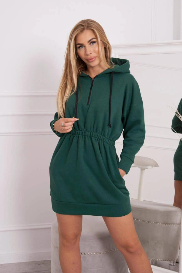Zateplené mikinové šaty s kapucí model 68470 tmavě zelené
