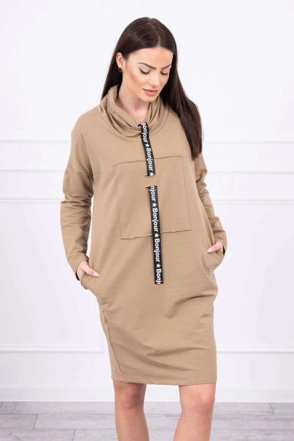 Šaty s kapsami a s páskem jako kravatou model 0153 barva camel