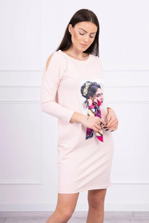 Šaty s 3D grafikou a pestrobarevnou mašlí model 66826 pudrově růžové