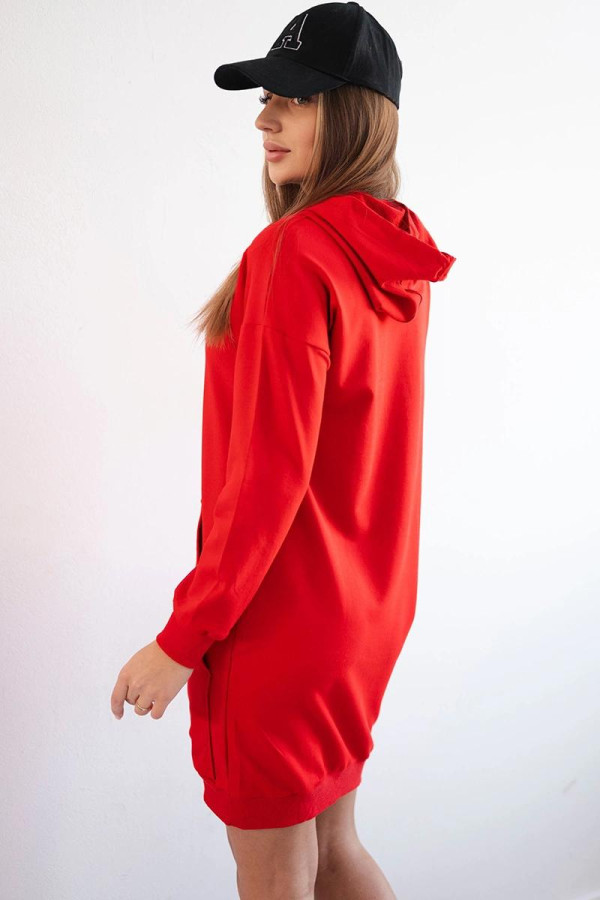 Šaty s kapucí a klokaní kapsou model 67292 červené