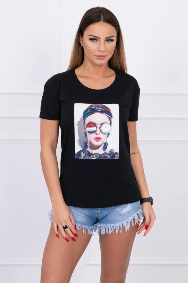 Tričko s potištěným motivem ženy v brýlích černé