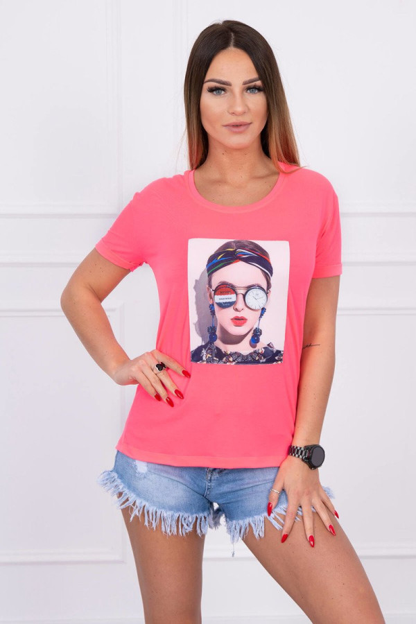 Tričko s potištěným motivem ženy v brýlích neonově růžové