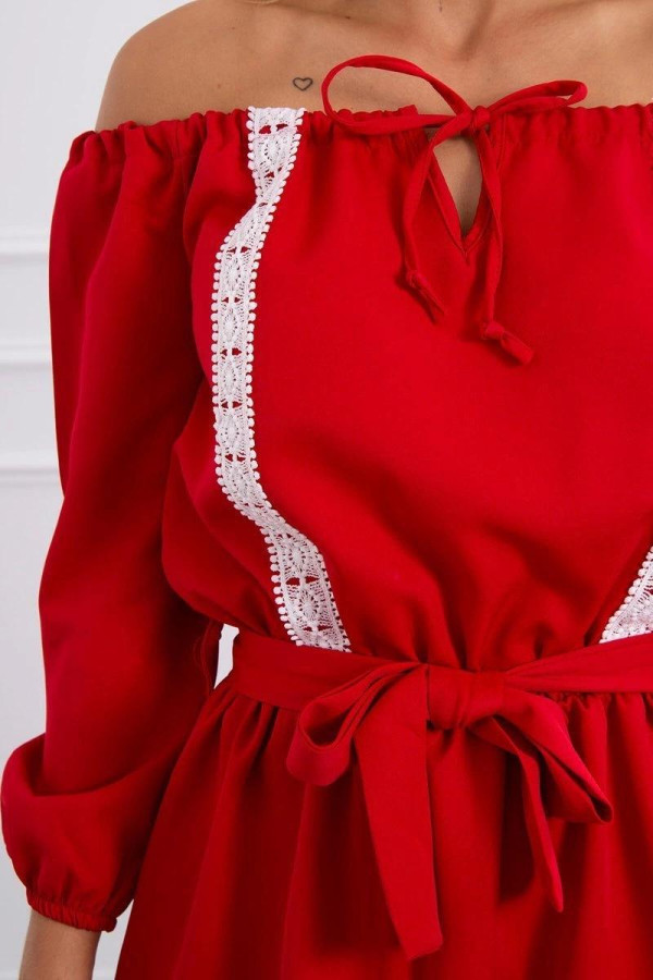 Šaty s odhalenými rameny a krajkou model 66046 červené