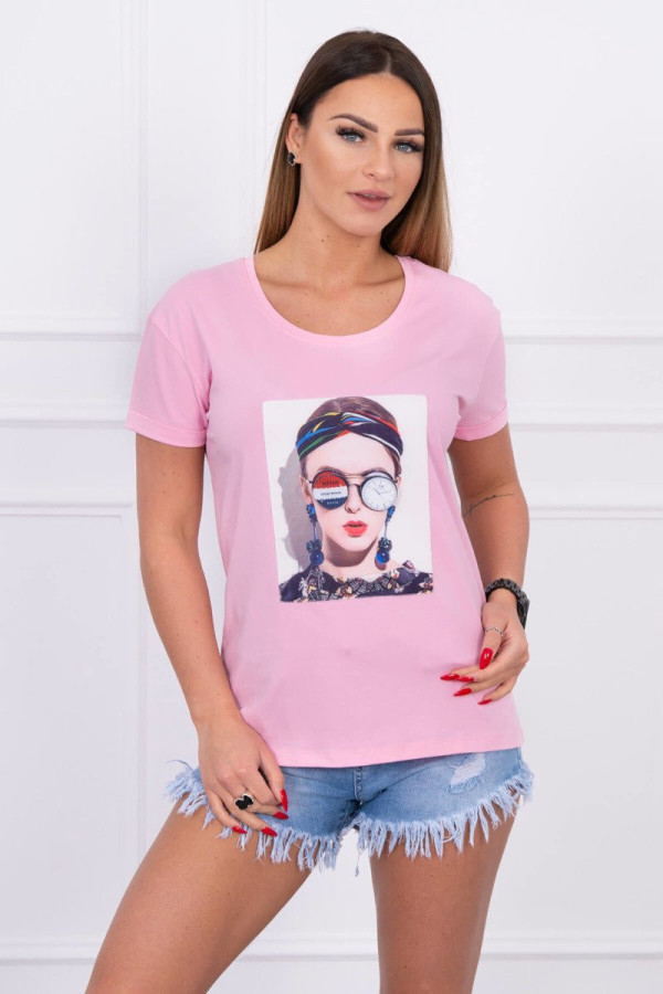 Tričko s potištěným motivem ženy v brýlích pudrově růžové
